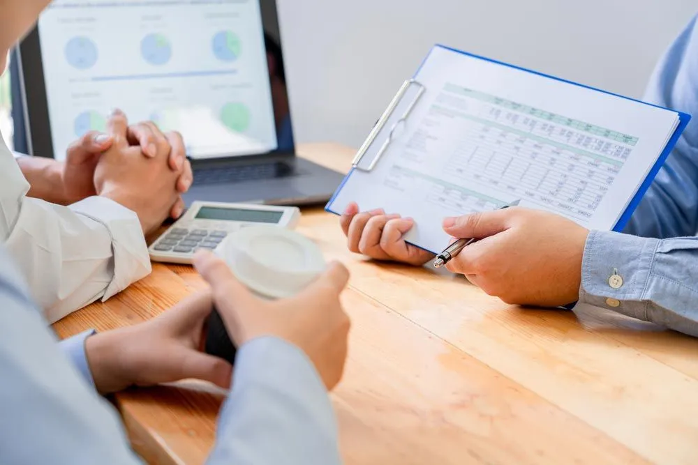 insurance broker talking to clients 1920w