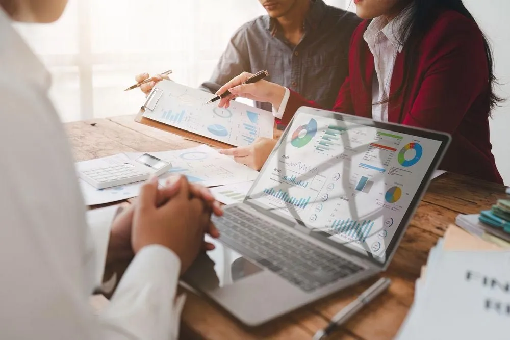 couple talking to a financial advisor 1920w